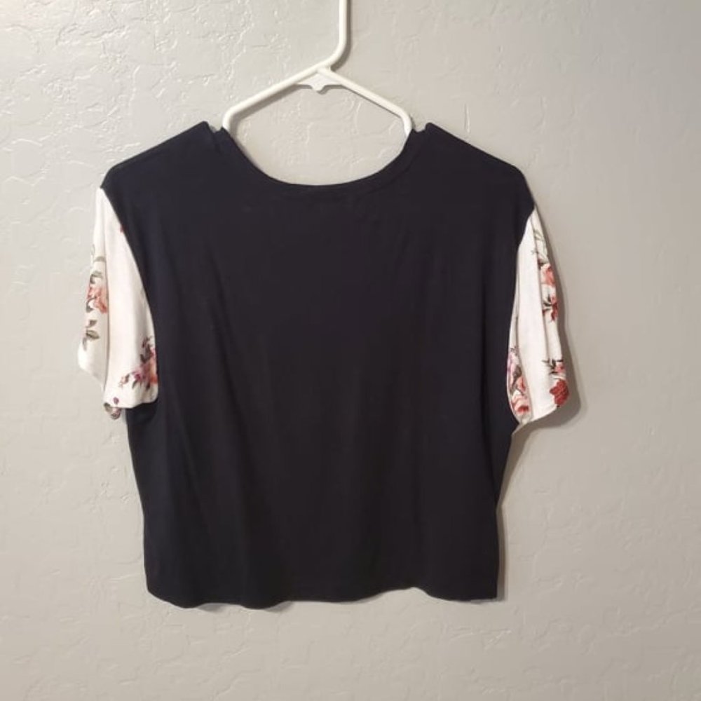 MmMmMm Junior's Black Crop Top with Flower Sleeves Large